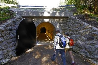 Il sottopasso, ottenuto risanando un vecchio tunnel, che permette ai visitatori di giungere al lago in maniera sicura.