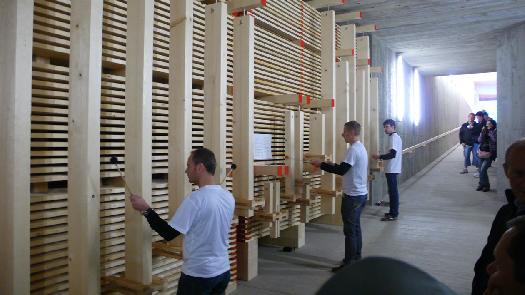 I visitatori possono provare uno strumento a parete composto da pezzi di legno di risonanza e ricevere informazioni sulle le peculiarità del legno di proveniente dalle foreste del Latemar, utilizzato anche per la costruzione di strumenti musicali.