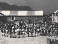 Un momento della colonia organizzata dalla Gioventù Italiana nelle baracche del lager di Bolzano