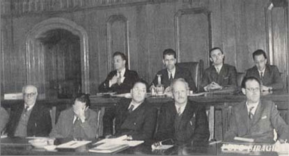 Una seduta del nuovo Consiglio regionale a Bolzano. In seconda fila si riconoscono Alfons Benedikter, Silvius Magnago, Luigi Menapace e Sandro Panizza. In prima fila al centro c’è Tullio Odorizzi, il primo presidente della Giunta regionale