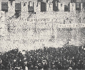 Wie auf dieser Kundgebung im April 1947 wurde in Trient auf etlichen Massenveranstaltungen die Regionalautonomie gefordert.