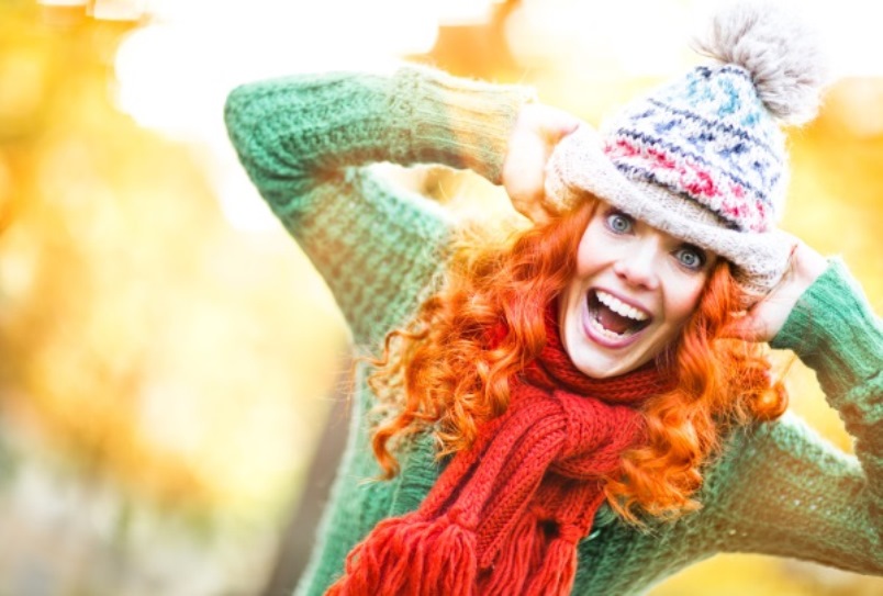 … Giovane donna con i capelli rossi e abiti colorati