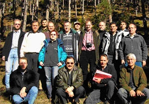Il gruppo di lavoro durante l’escursione nei popolamenti di pino nero in Val Venosta