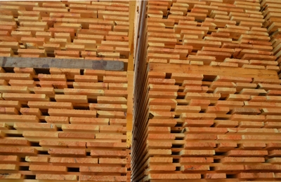 Il legno di cirmolo viene fatto essiccare per 6 mesi all’aria nel piazzale di deposito.