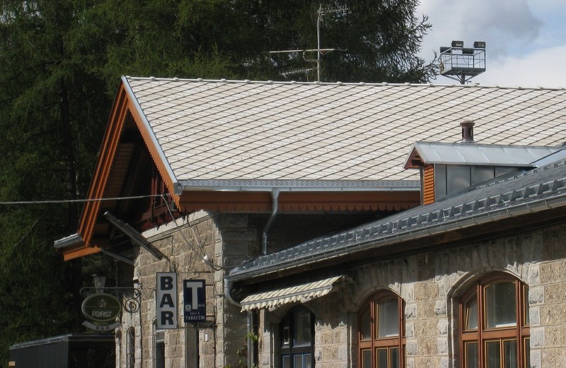 Dobbiaco, stazione: lastre in cemento di forma romboidale