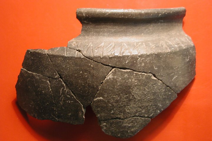 Bressanone/Stufles: Vaso in ceramica con iscrizione retica