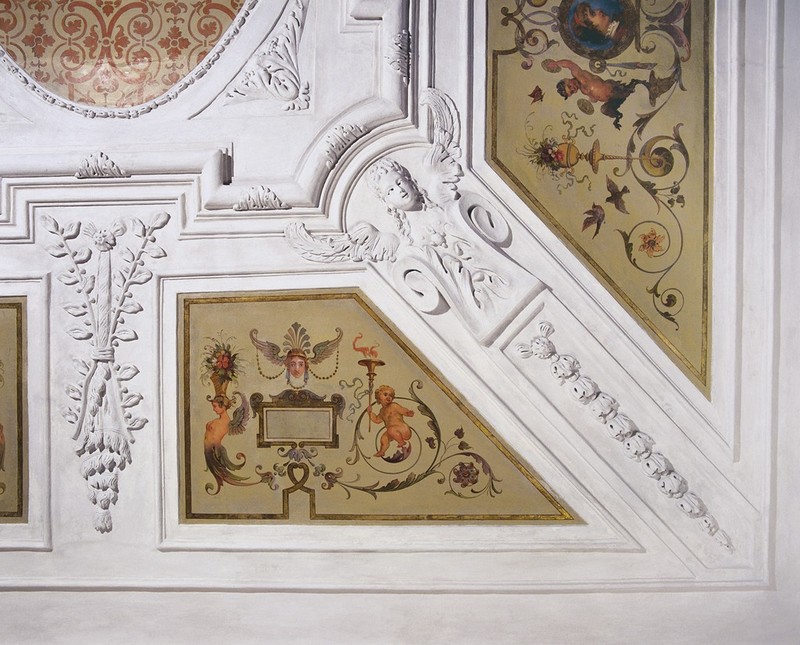 Bolzano, Hotel Luna: soffitto a stucco (XVII secolo) con pitture decorative del XIX secolo