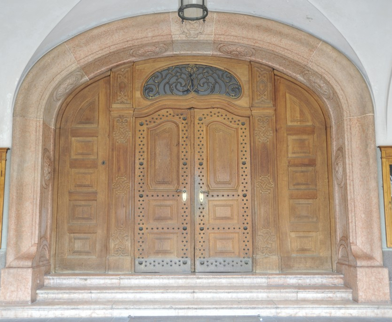 Bolzano, Municipio: ingresso principale con portone in legno a due ante (1904/1907)