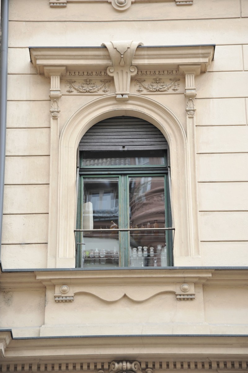 Bolzano: finestra a ghigliottina con tapparella in legno dell'epoca