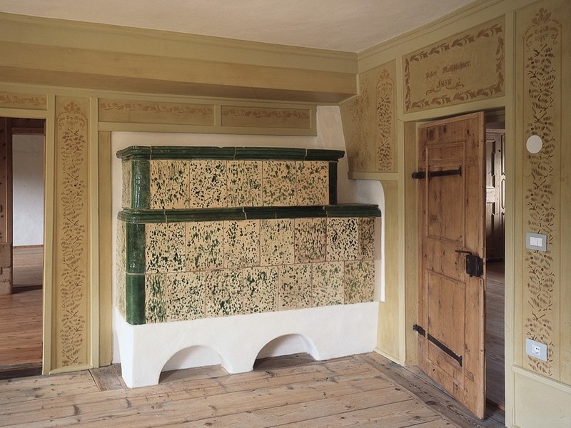 Brunico: stufa in maiolica (XIX secolo)