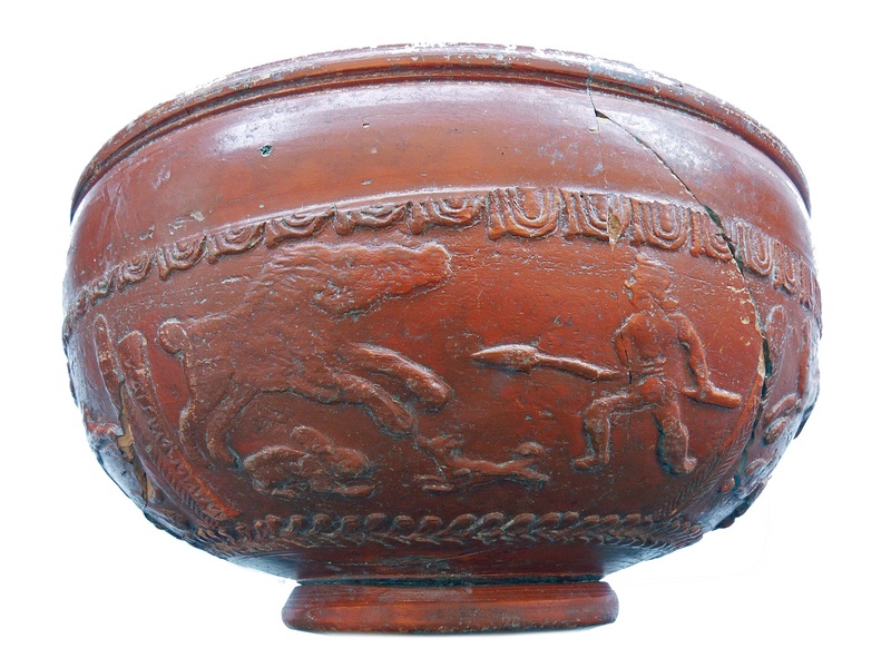 Elvas: Coppa in terra sigillita decorata con una scena di caccia (II-III secolo d.C.)