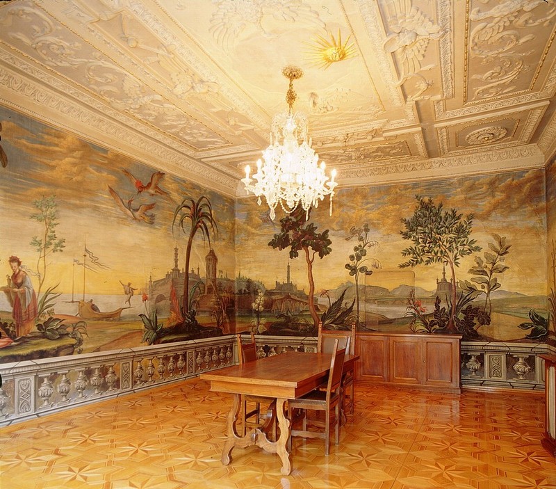 Bolzano: gabinetto cinese con pitture parietali di Carl Henrici (1770) e soffitto a stucco del tardo XVII secolo in un palazzo cittadino