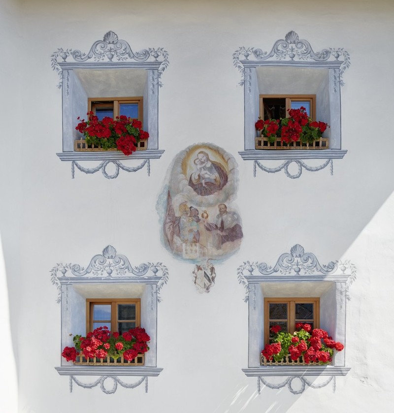 Falzes, Schöpfer: decorazione classicista della facciata con immagine mariana