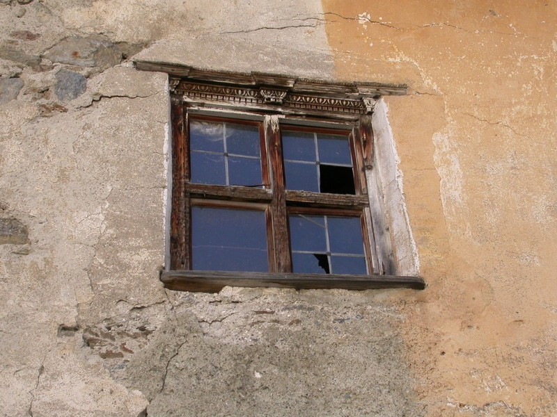 Malles Venosta, Burgusio, Leone d'Oro: finestra a quattro ante prima del restauro (XVII sec.)