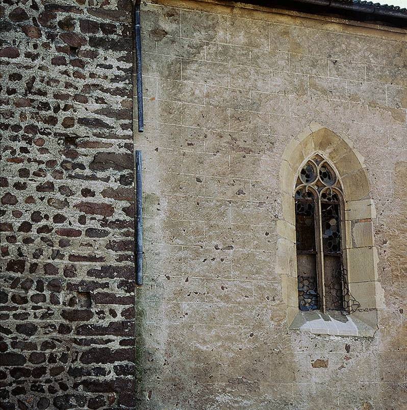 Bronzolo, Chiesa parrocchiale di San Leonardo: intonaco gotico a fughe incise e finti conci dipinti (XIV e XV secolo)