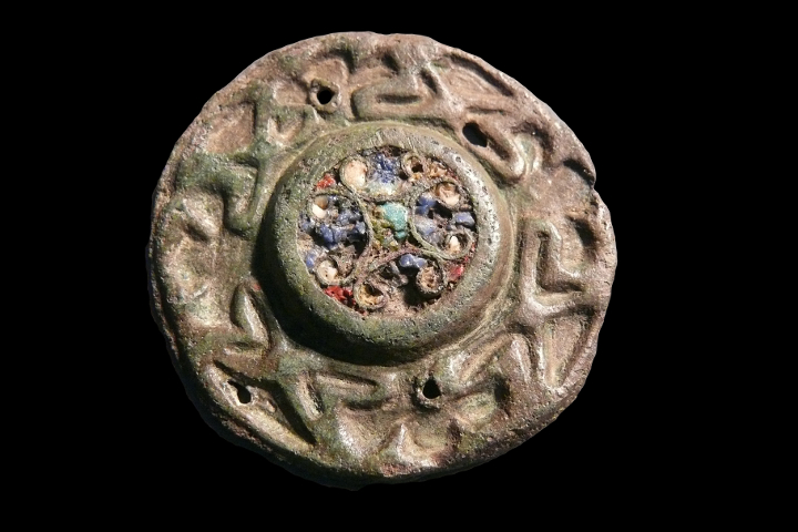 Tubre: Fibula in bronzo, pasta vitrea (X secolo d.C.)