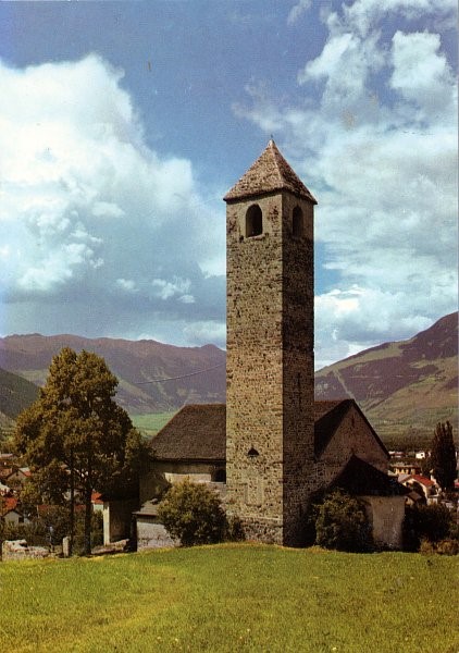 Zona circostante la chiesa di San Giovanni con cimitero Zona circostante la chiesa di San Giovanni con cimitero