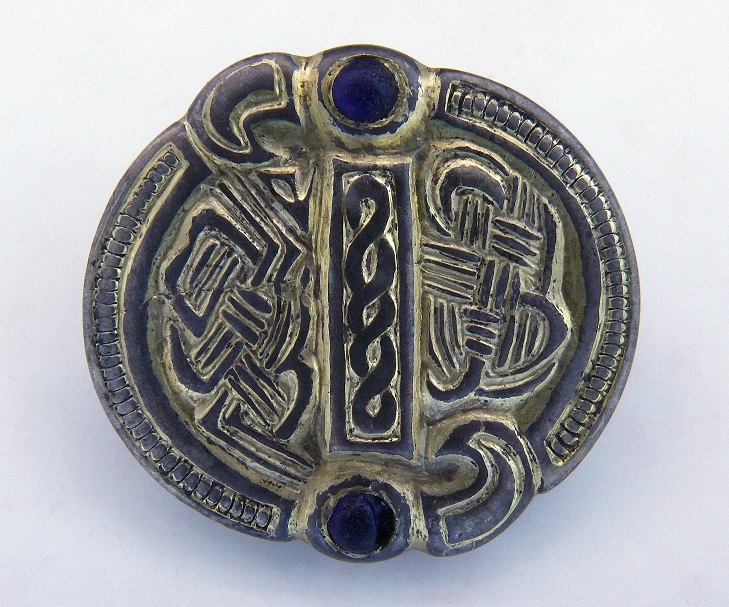 Elvas/Bressanone, Fibula a disco in argento dorato, pasta vitrea di colore blu (VII secolo d.C.)