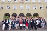 Die ausgezeichneten Maturantinnen und Maturanten mit Landeshauptmann Kompatscher und den Landesräten Achammer, Mussner sowie Tommasini. Foto: LPA/ohn