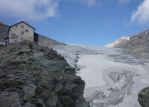 I crepacci del ghiacciaio Riotorbo con il vecchio rifugio