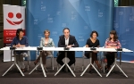 Patto per l’integrazione: Paola Carbajal Sánchez, Vera Nicolussi-Leck, Philipp Achammer, Verena Wisthaler e Johanna Mitterhofer
