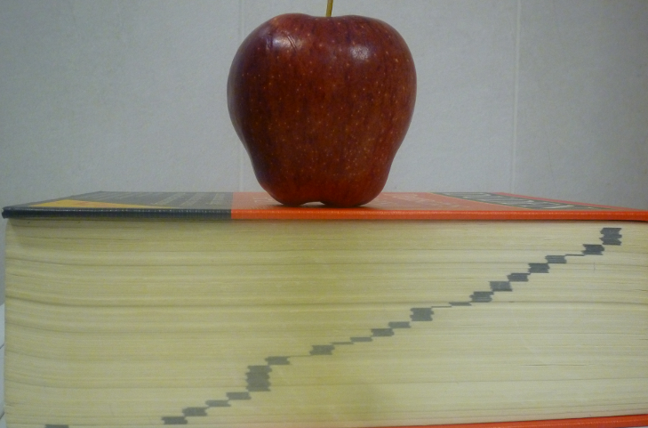 Buch mit Apfel