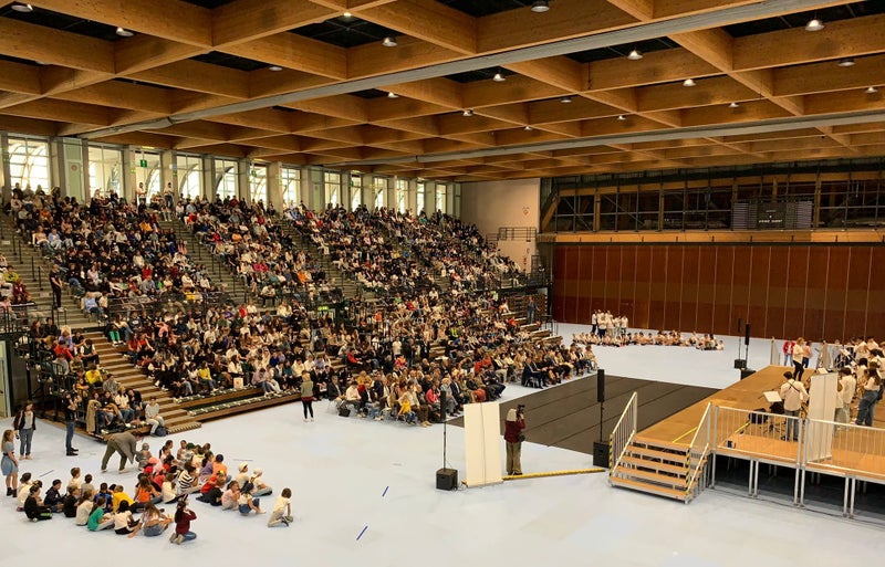 La scuola in lingua italiana ha inaugurato oggi al Palasport di via Resia a Bolzano il nuovo anno scolastico con un evento a tema Benessere e Sport presentato dalla Consulta studentesca (Foto: ASP)