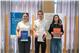 Le studentesse e lo studente che hanno presentato i manifesti per dire "Attenti alle truffe informatiche" insieme alla Polizia Postale: (da sinistra) Laura Pernter, Omar Bevilacqua e Inesa Topal. (Foto: USP/Greta Stuefer)