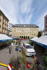 Preparativi in corso, in piazza Silvius Magnago, per la Giornata dell’autonomia e delle porte aperte