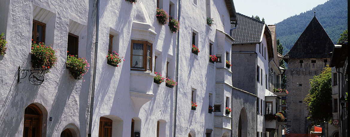 Glurns, Malsserstraße. Stadthäuser.