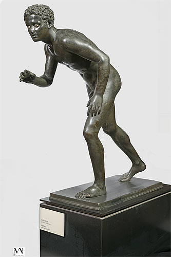 Corridore o lottatore, I secolo a.C. -
statua in bronzo, osso o avorio e pietre colorate -
in prestito dal Museo Archeologico Nazionale, Napoli
