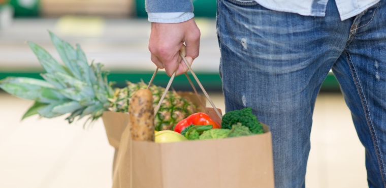 Uomo con borsa della spesa