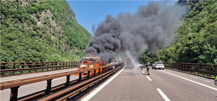 Furgone in fiamme