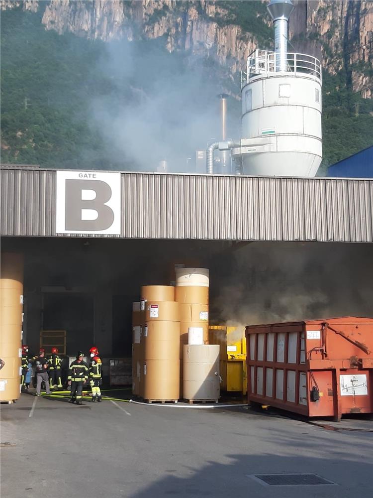 Incendio in zona industriale