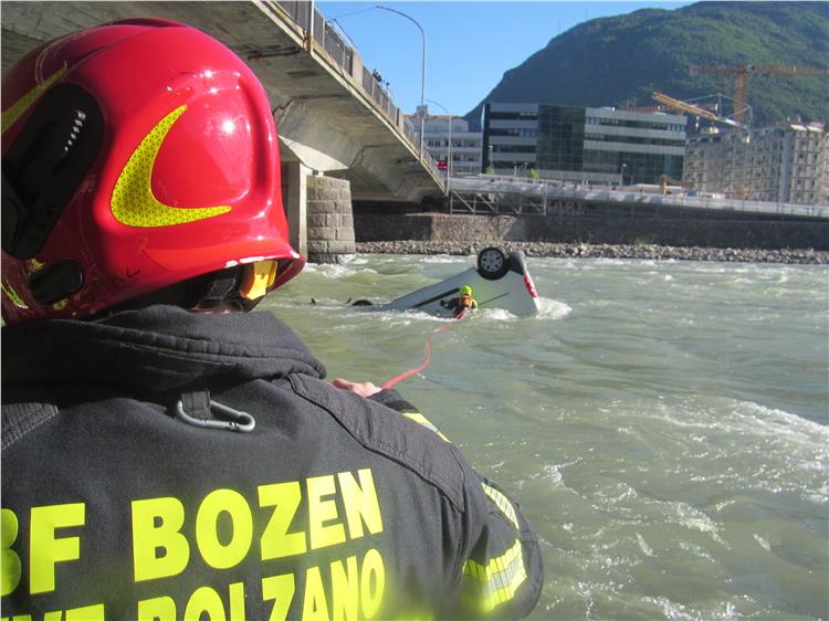 03.05.2023 Automobile nell’Isarco a ponte Loreto