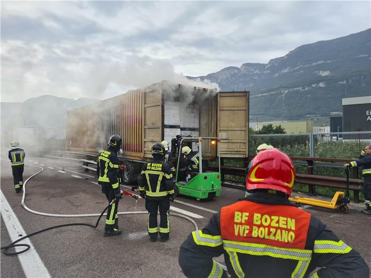 Incendio di camion in autostrada A22