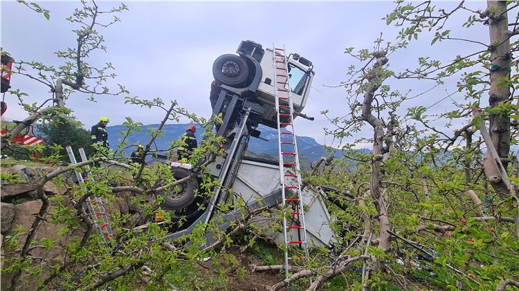 Recupero di un mezzo pesante da parte dei VVF di Bolzano