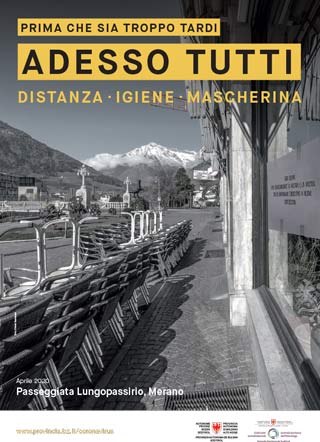 Scattata nell'aprile 2020, la foto in bianco e nero ritrae la celebre passeggiata lungo il fiume Passirio di Merano insolitamente deserta. L’immagine è accompagnata dallo slogan: Prima che sia troppo tardi. Adesso tutti. Distanza, igiene, mascherina