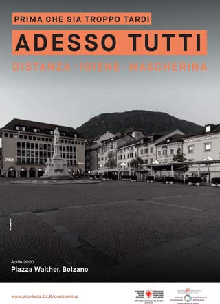 Scattata nell'aprile 2020, la fotografia in bianco e nero raffigura la turistica Piazza Walther di Bolzano del tutto priva di gente. L’immagine è accompagnata dallo slogan: Prima che sia troppo tardi. Adesso tutti. Distanza, igiene, mascherina