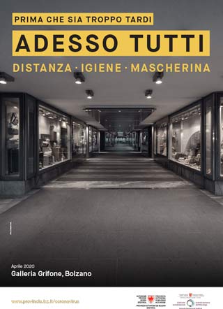 Scattata nell'aprile 2020, la fotografia in bianco e nero riproduce la Galleria Grifone di Bolzano totalmente deserta. L’immagine è accompagnata dallo slogan: Prima che sia troppo tardi. Adesso tutti. Distanza, igiene, mascherina.
